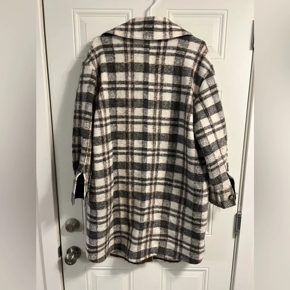 Women’s plaid shacket. - Picture 2 of 3